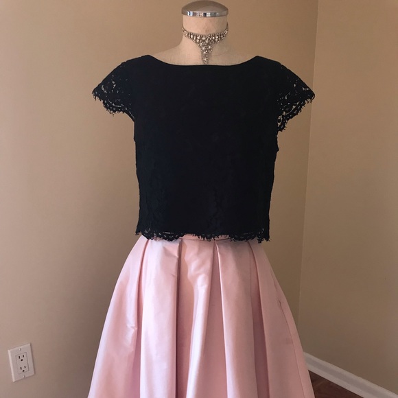 White House Black Market Tops - Black lace zip up the back crop top xs
